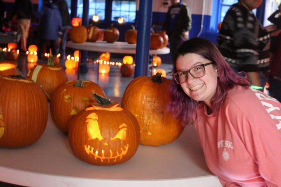 Hensley+and+her+carved+pumpkin