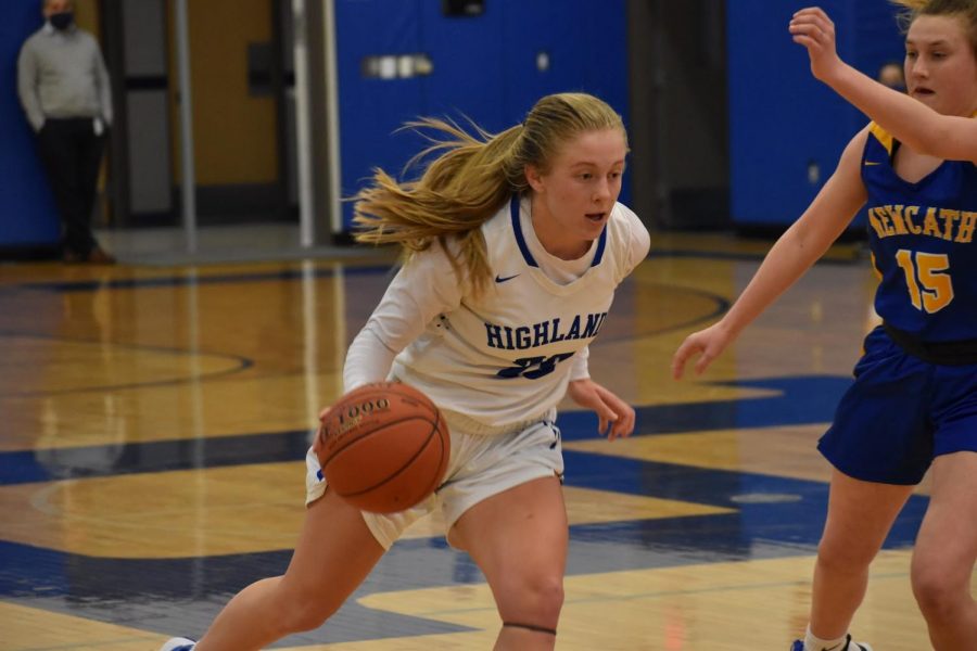 Senior+Kelsey+Listerman+dribbles+past+her+opponent%2C+looking+to+score+a+basket.