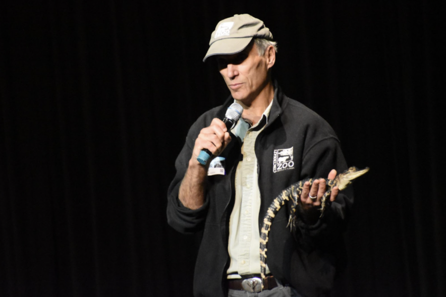 Thane Maynard talking to HHS students while holding an alligator.