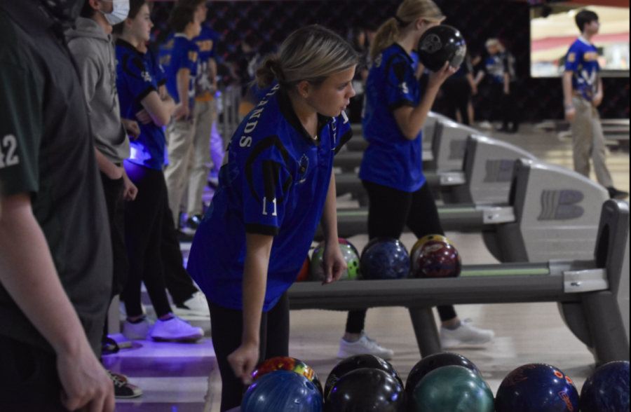 Senior+Carissa+Armstrong+picks+up+her+bowling+ball.+