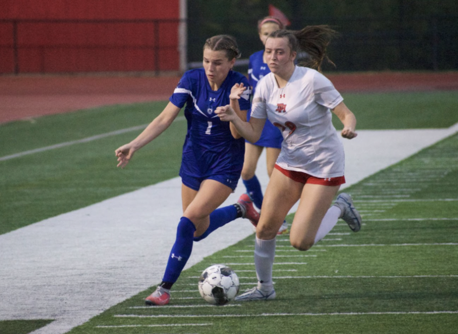 Junior Lainey Smith dribbles down the sideline in attempt to get the ball down the field.