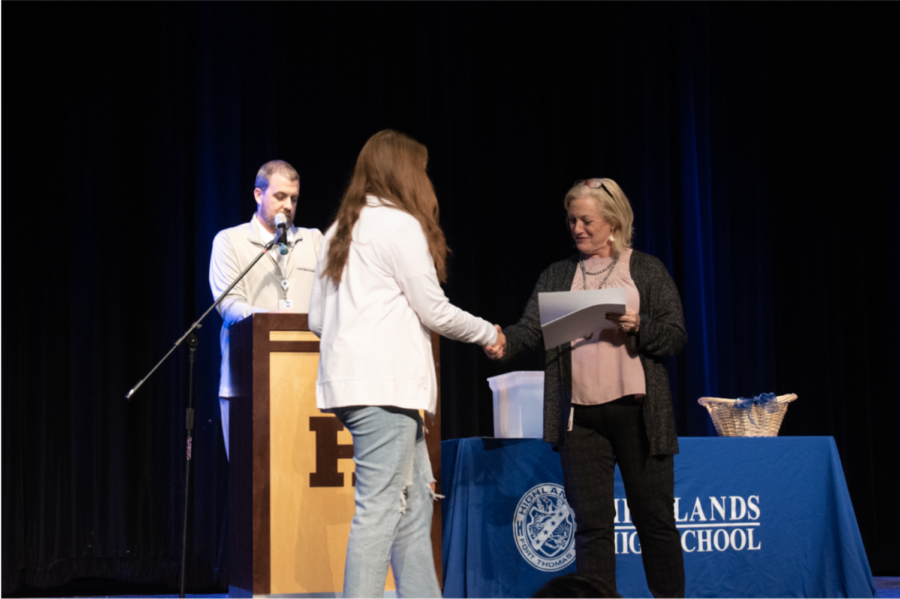 Sophomore Jenna Richey shakes Forgy’s hand while being given her award.