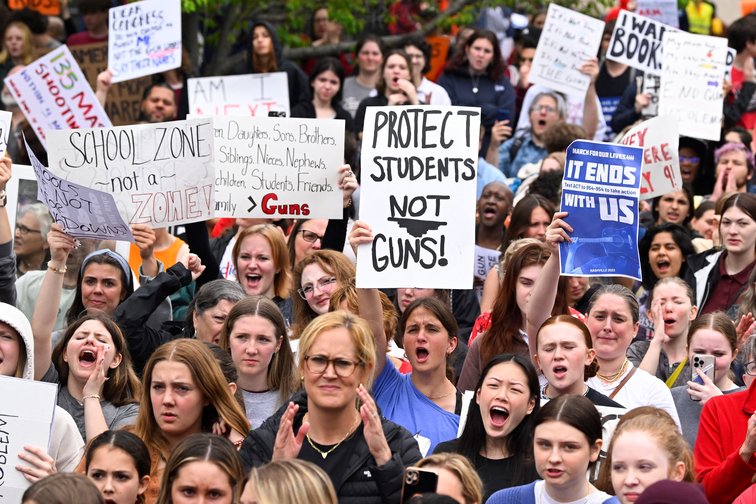 People in Nashville protest after the school shooting (openDemocracy) 