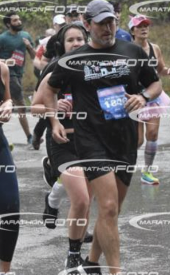 Eckerle running in the Flying Pig marathon (Image from Marathon Foto)