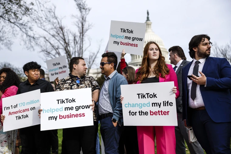 Protesters in favor of not banning Tiktok. 