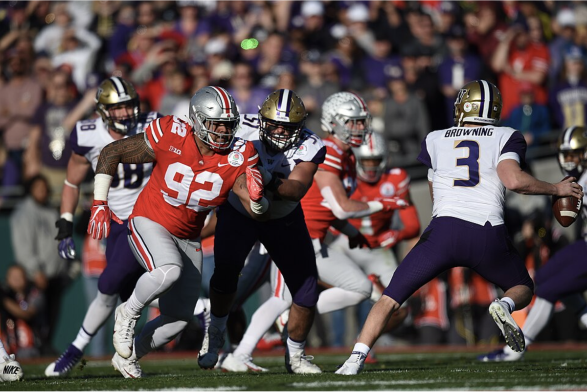 Washington quarterback Jake Browning runs against Ohio State defensive line Jaylee Johnson during the first half of the Rose Bowl (Photo by Wikimedia Commons).