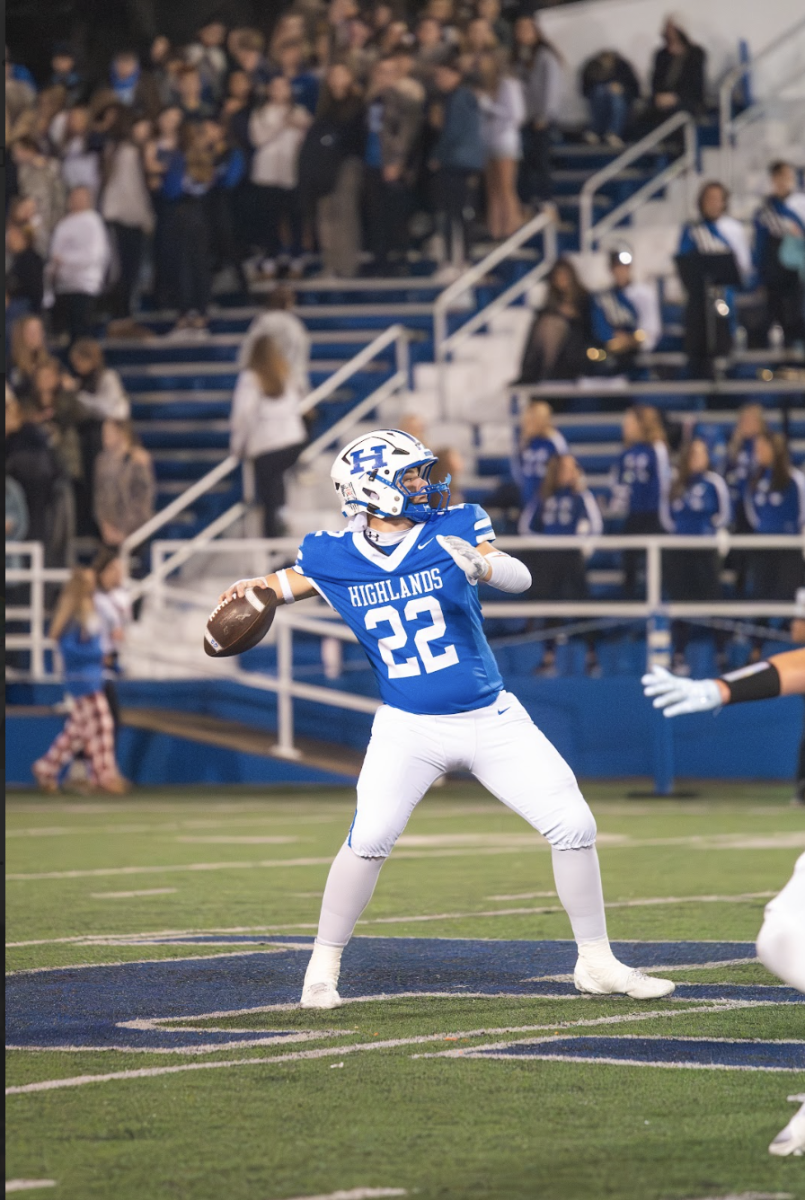 Tayden Lorenzen (11) throws a deep pass for a touchdown.