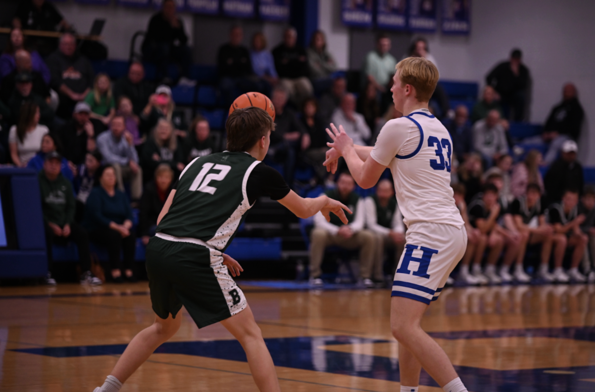 Bo Schlarman (10) passes the ball to his teammate to shoot.