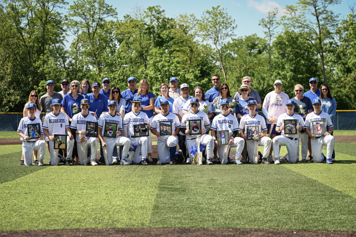 The seniors and parents from the Highlands baseball program get together for a picture.